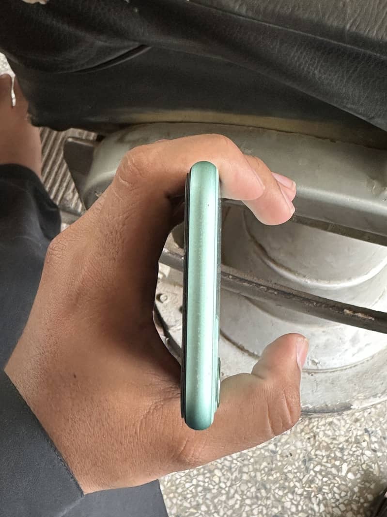 Apple iPhone 11 4
