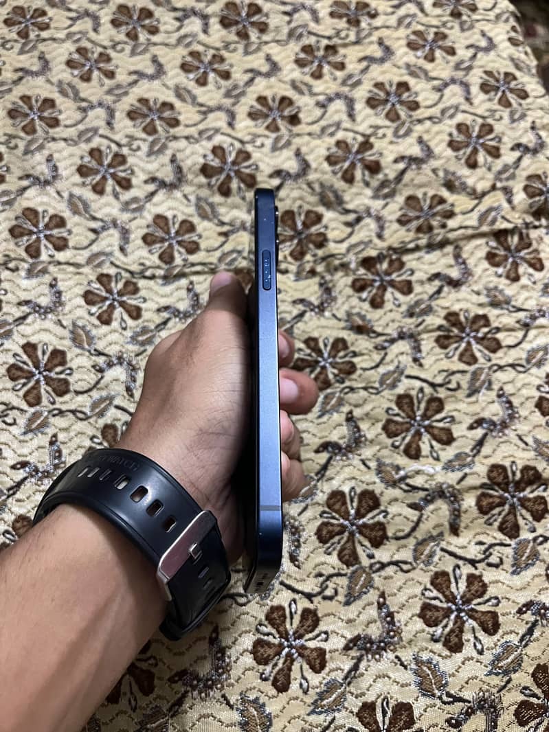 Apple iPhone 12 3