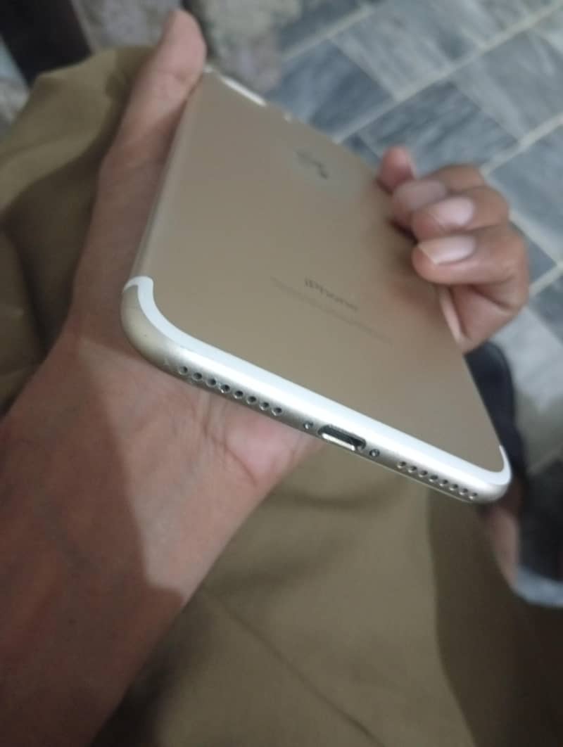 Apple iPhone 7 Plus 5