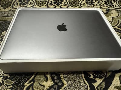 APPLE MAC BOOK PRO FOR SALE USED LIKE NEW SCREEN SIZE 13 INCHES