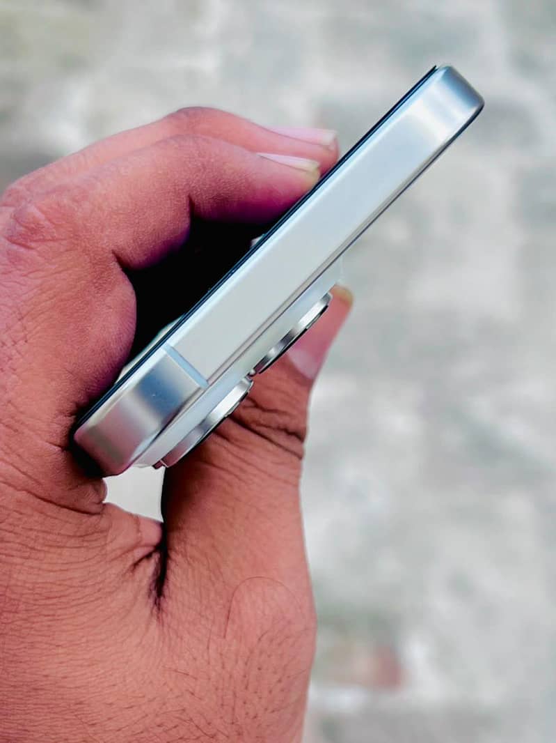 Apple iPhone 16 Pro 3
