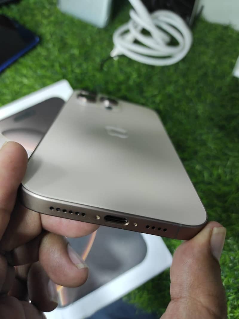 iPhone 16 Pro Max 4