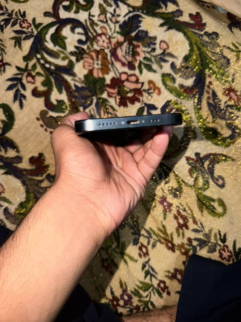 Apple iPhone 13 4