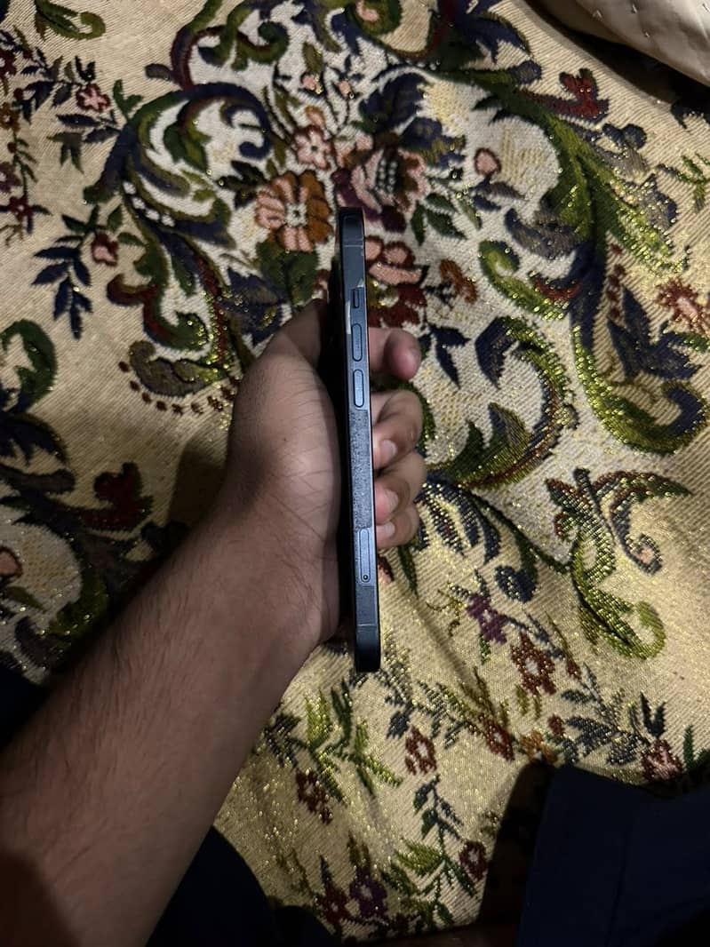 Apple iPhone 13 5