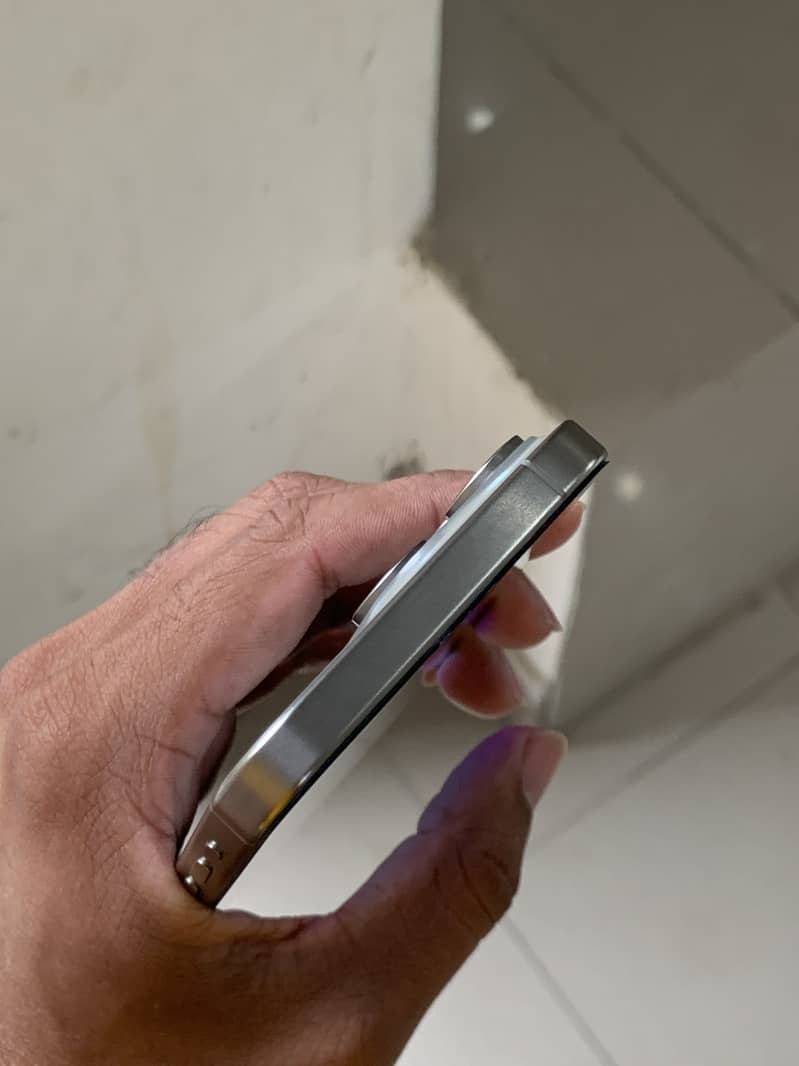 Apple iPhone 15 Pro Max 2