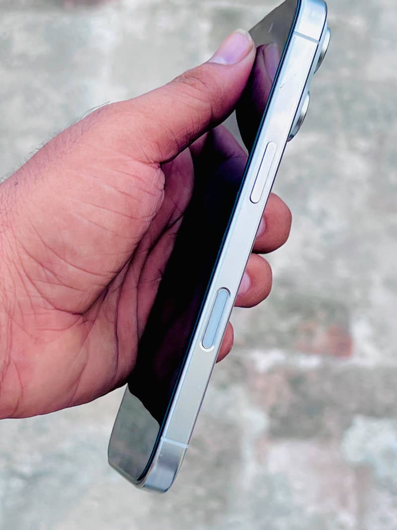Apple iPhone 16 Pro 0