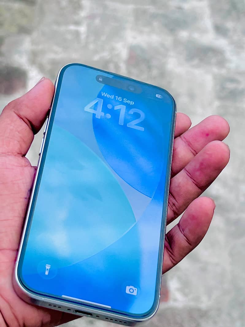Apple iPhone 16 Pro 3