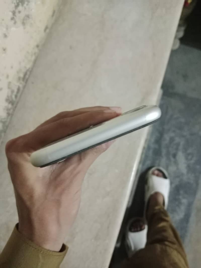 Apple iPhone 11 4