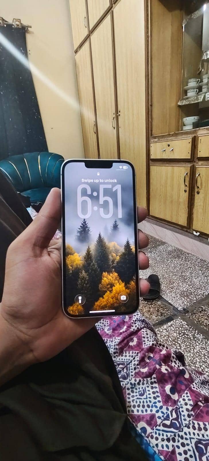 Apple iPhone 16e 1
