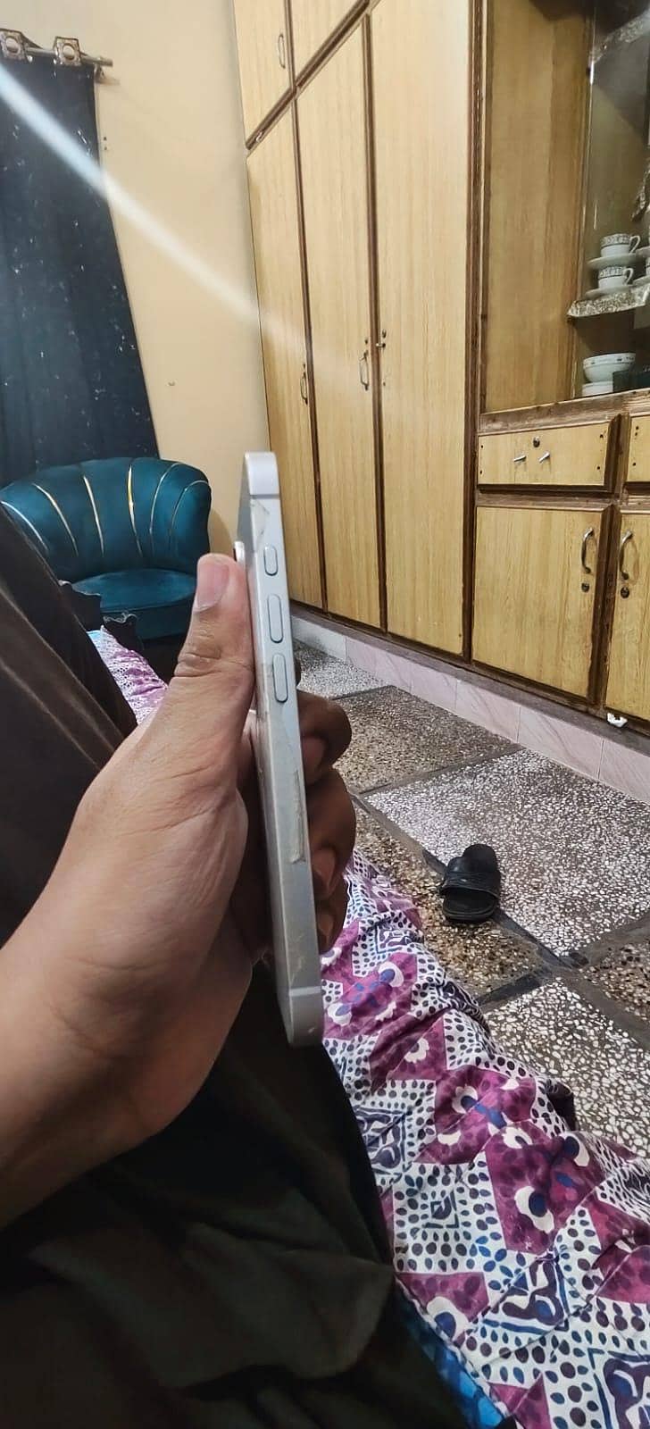 Apple iPhone 16e 4