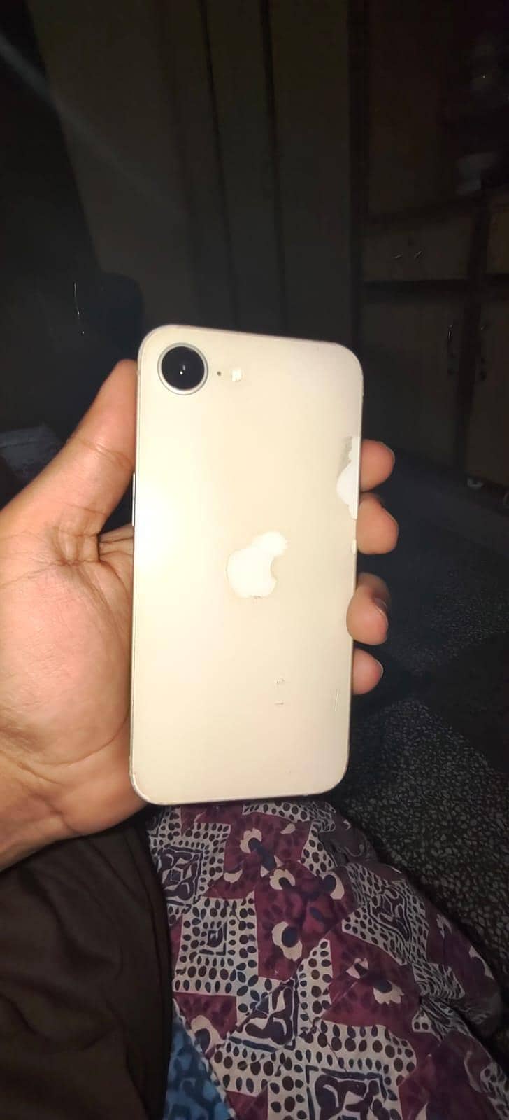 Apple iPhone 16e 5