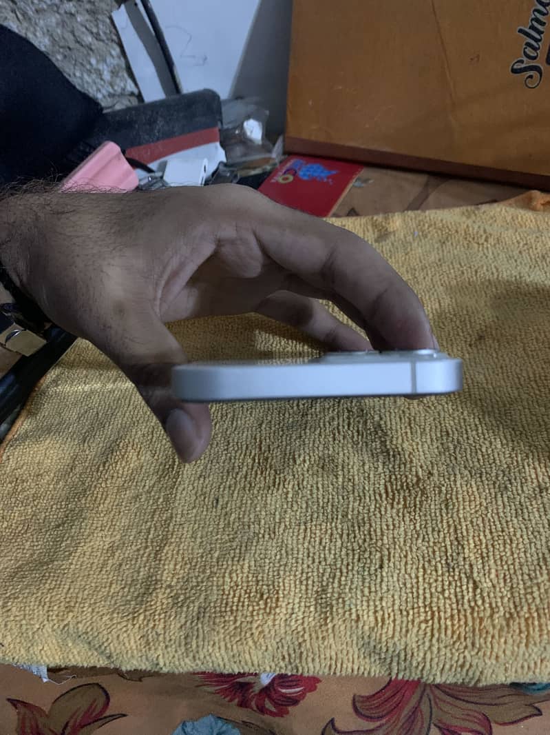 Apple iPhone 13 4