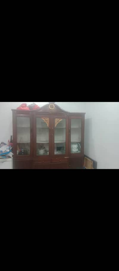 showcase with 4 doors one Glass is brok