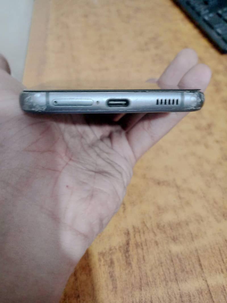 Samsung Mobile S21 FE 3