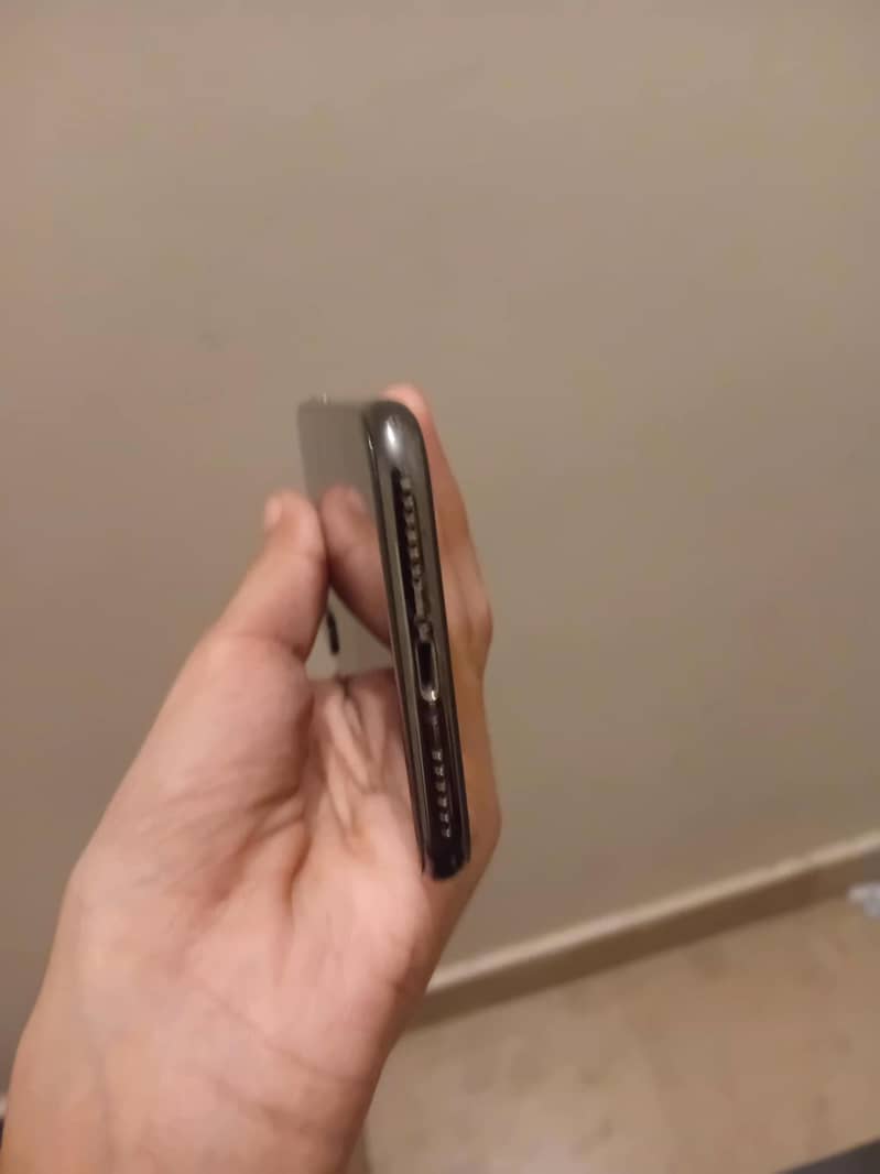 Apple iPhone X read description 2