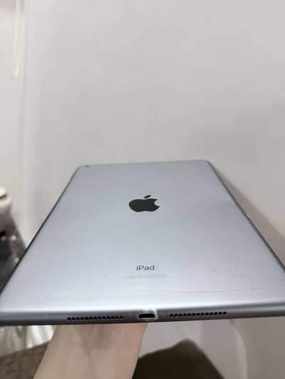 Apple iPad ( space grey ) Gen 5 ,Cracked screen