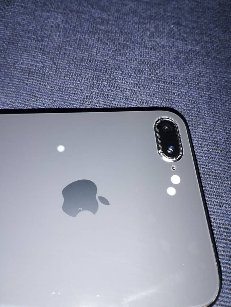 Apple iPhone 8 Plus 1