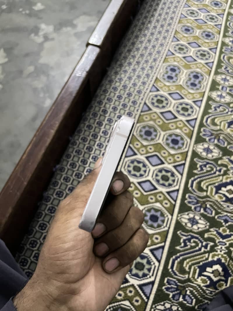 Apple iPhone 13 0
