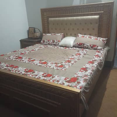 6'x7' king size bed with 2 side tables