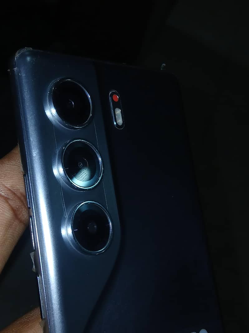 Tecno CAMON 40 Pro 1