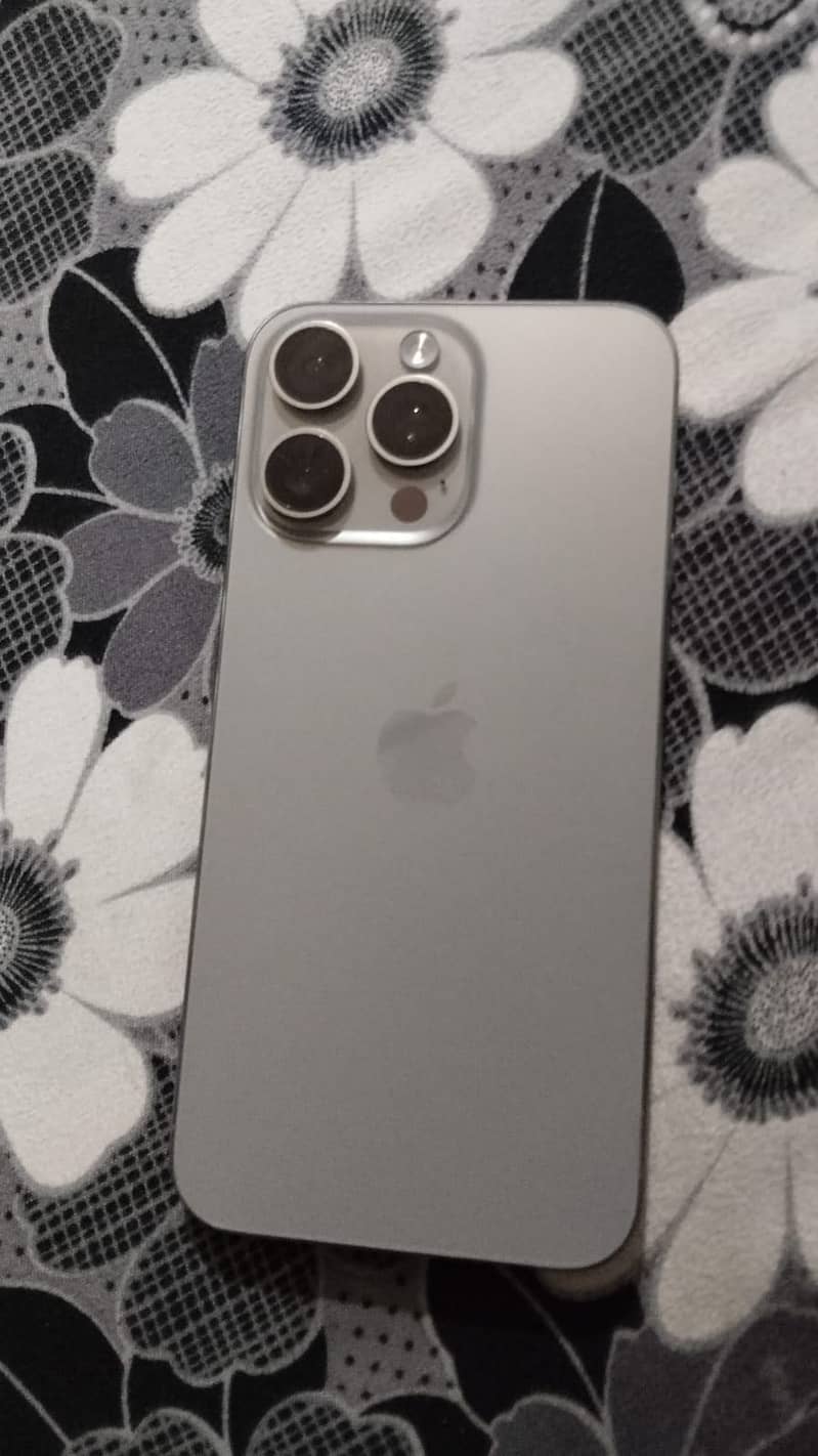 Apple iPhone 15 Pro Max 4