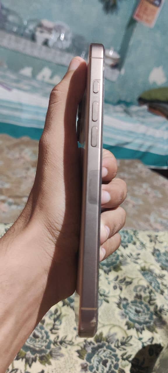 Apple iPhone 16 Pro Max 4