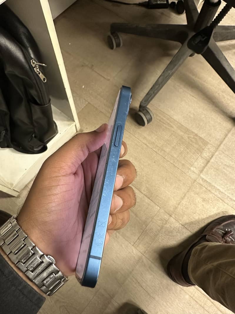 Apple iPhone 13 5