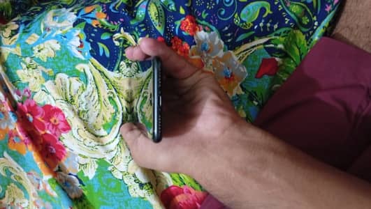 Apple iPhone SE 64 gb mobile water pack ha abi tak open nai howa