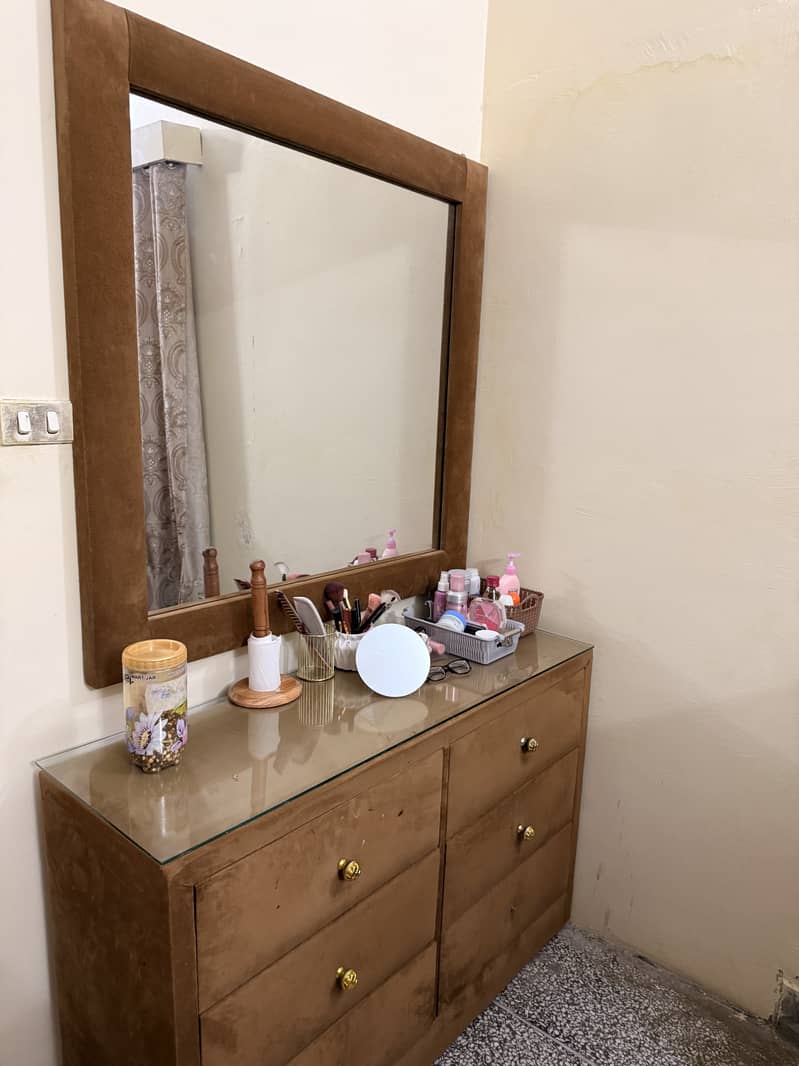 Dressing table and mirror 0