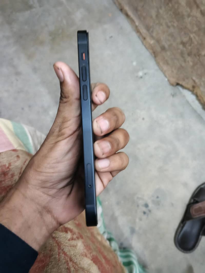Apple iPhone 12 4