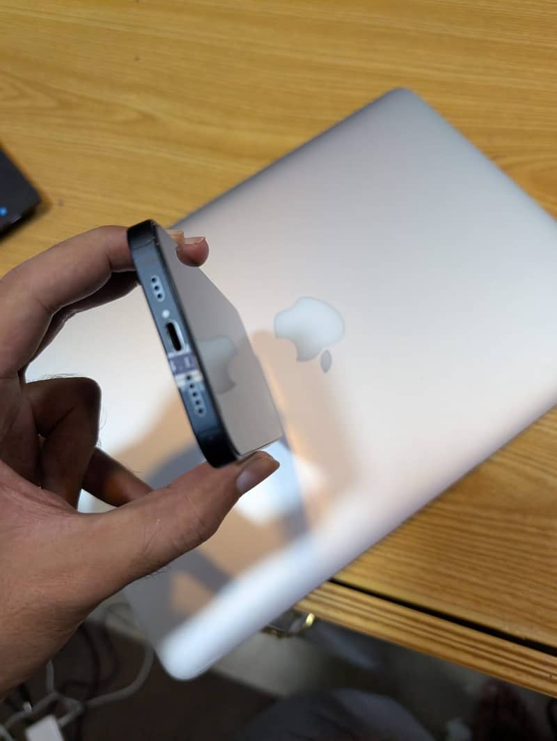 Apple iPhone 13 0
