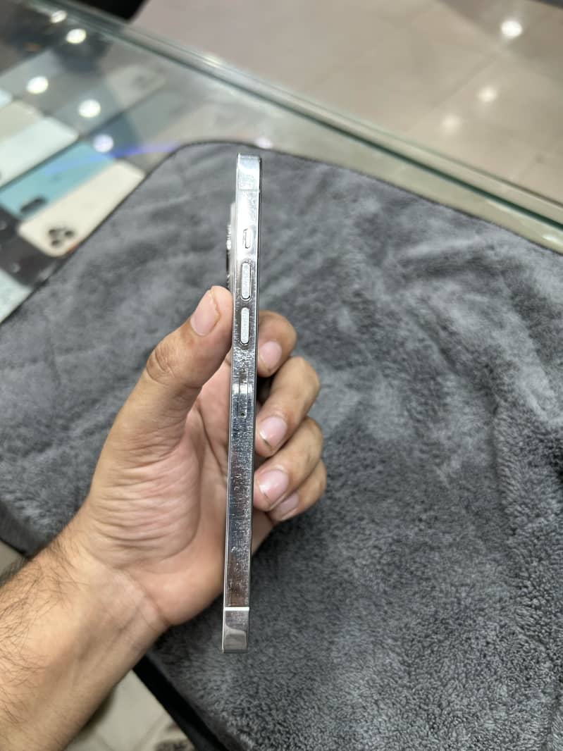 Apple iPhone 13 Pro Max 4