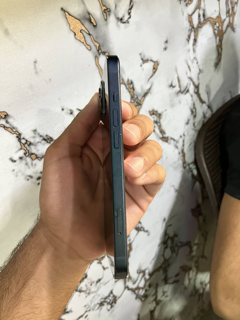 Apple iPhone 13 5