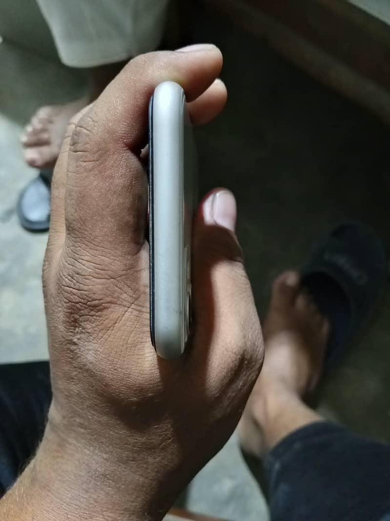 Apple iPhone 11 4
