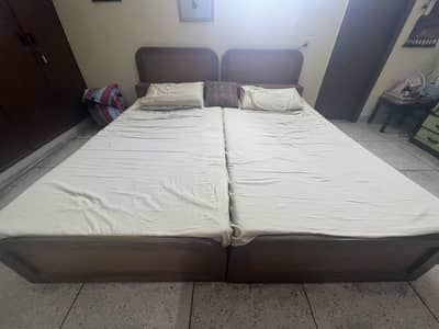 Set of 2 single beds with mattress