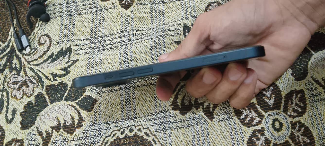 Apple iPhone 13 2
