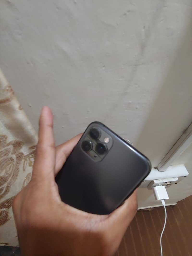 Apple iPhone 11 Pro 4