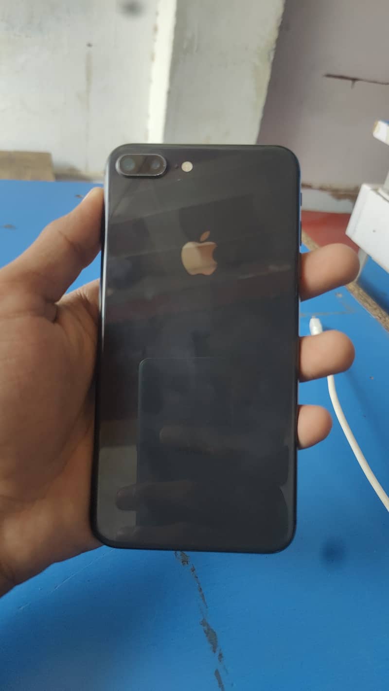Apple iPhone 8 Plus 4