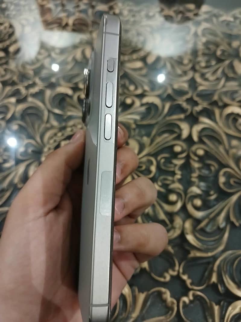 Apple iPhone 15 Pro JV 1