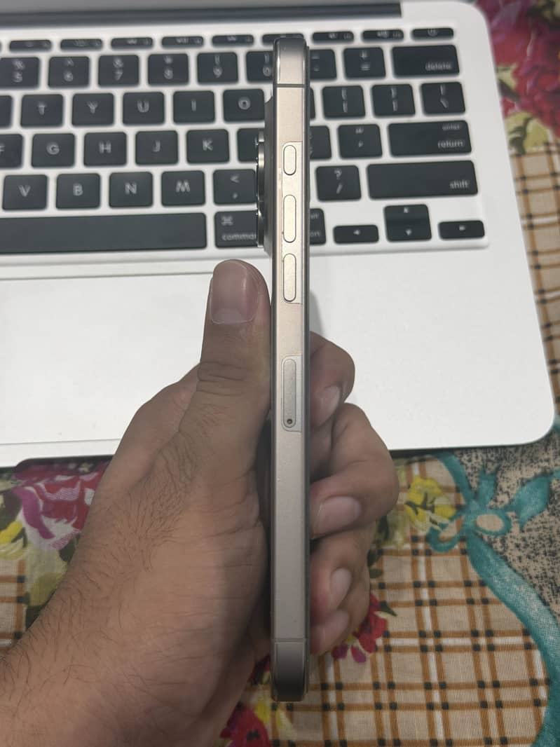 Apple iPhone 16 Pro Max 1