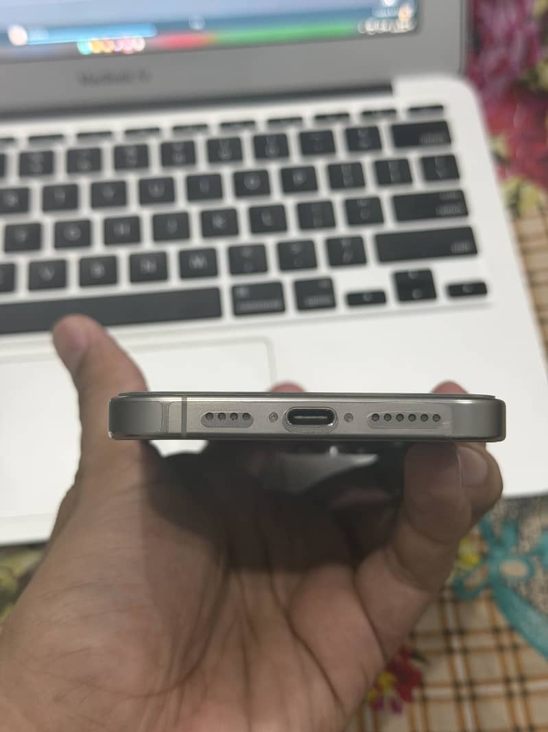 Apple iPhone 16 Pro Max 2