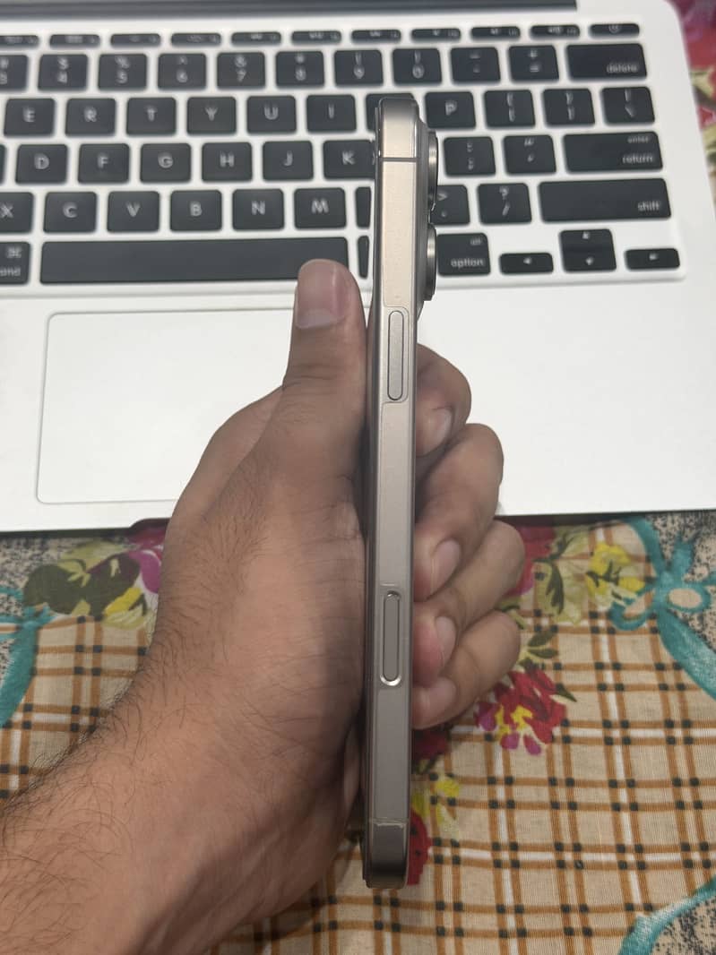 Apple iPhone 16 Pro Max 3
