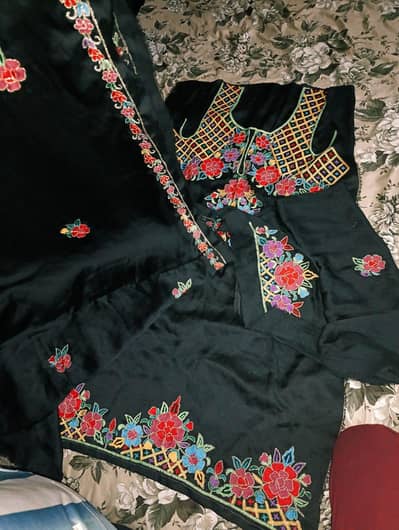 Beautiful Ladies Suit – Excellent Condition