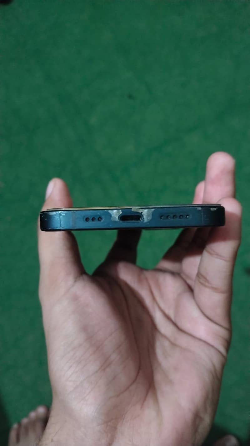 iPhone 13 4