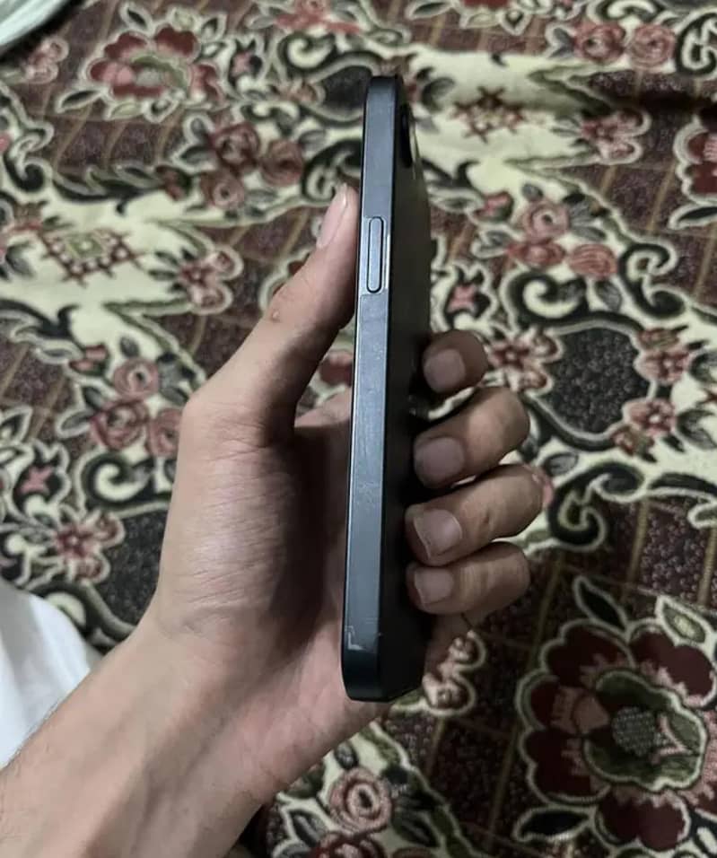 Apple iPhone 16e 2