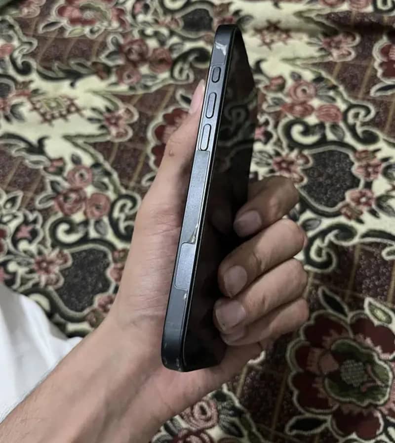 Apple iPhone 16e 3