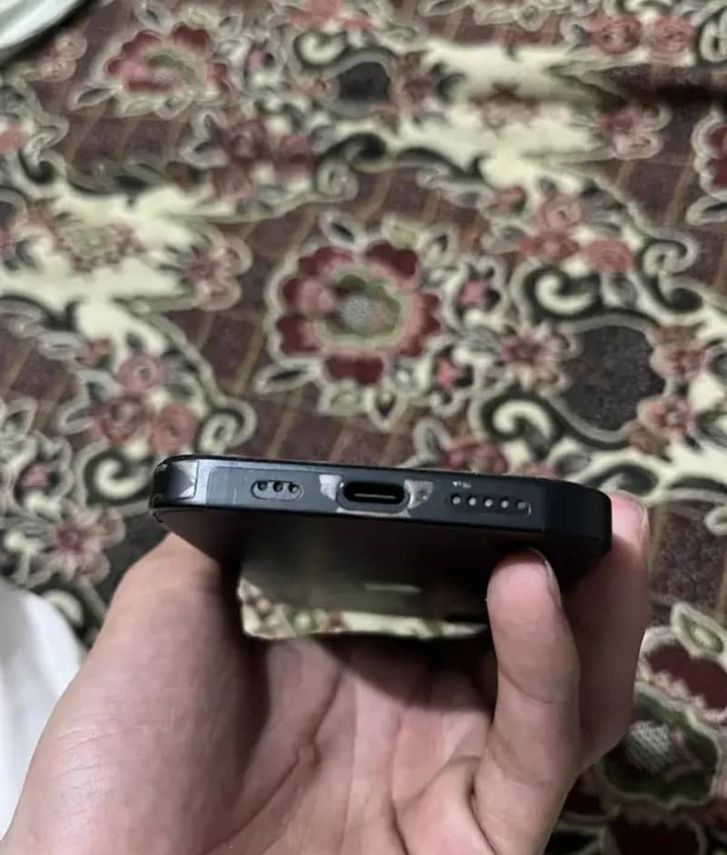 Apple iPhone 16e 5
