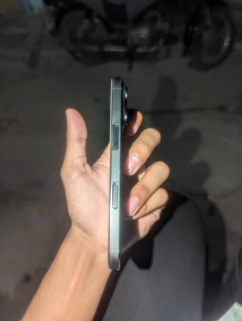 Apple iPhone 16 Pro 1