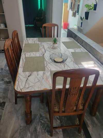 Dinner table with 6 chair's