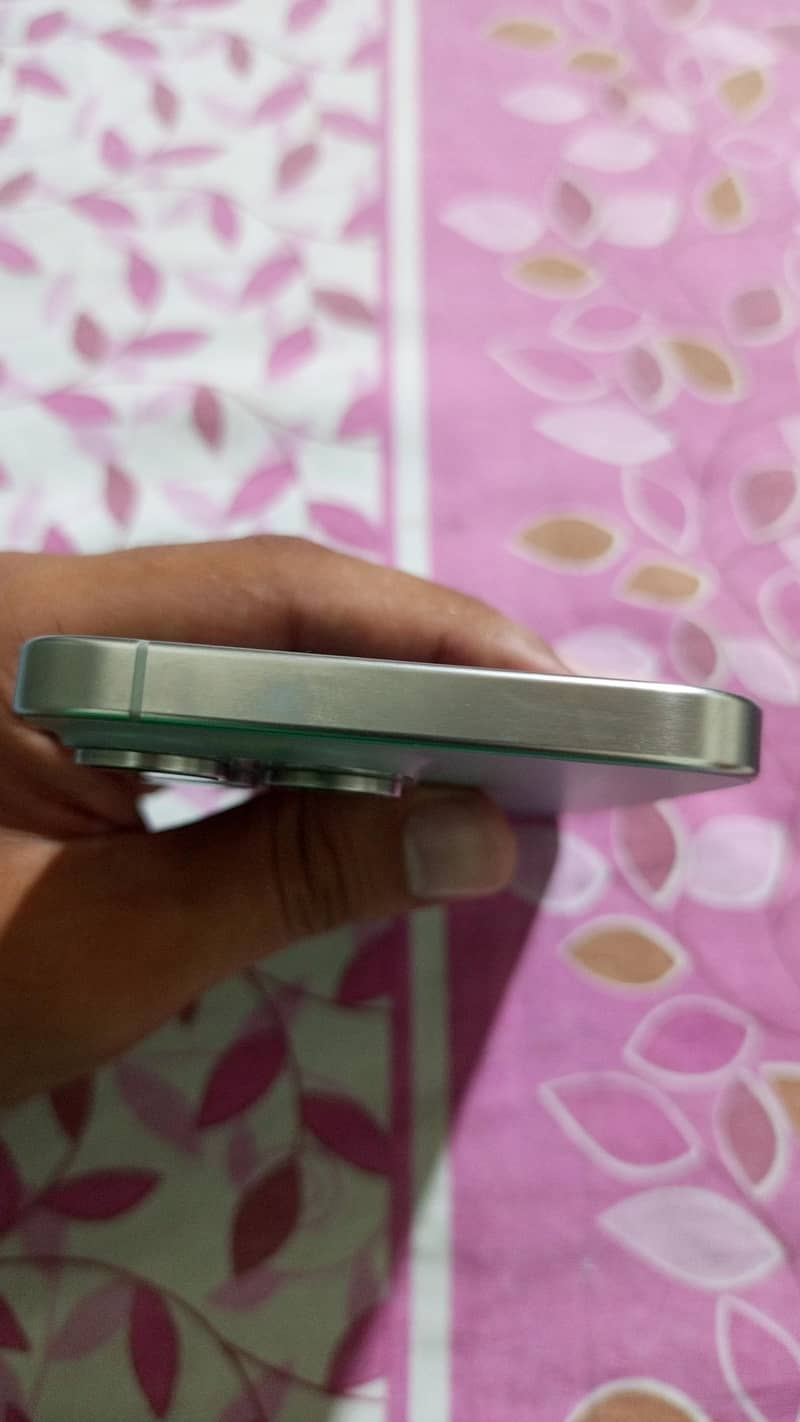 Apple iPhone 15 Pro Max 4